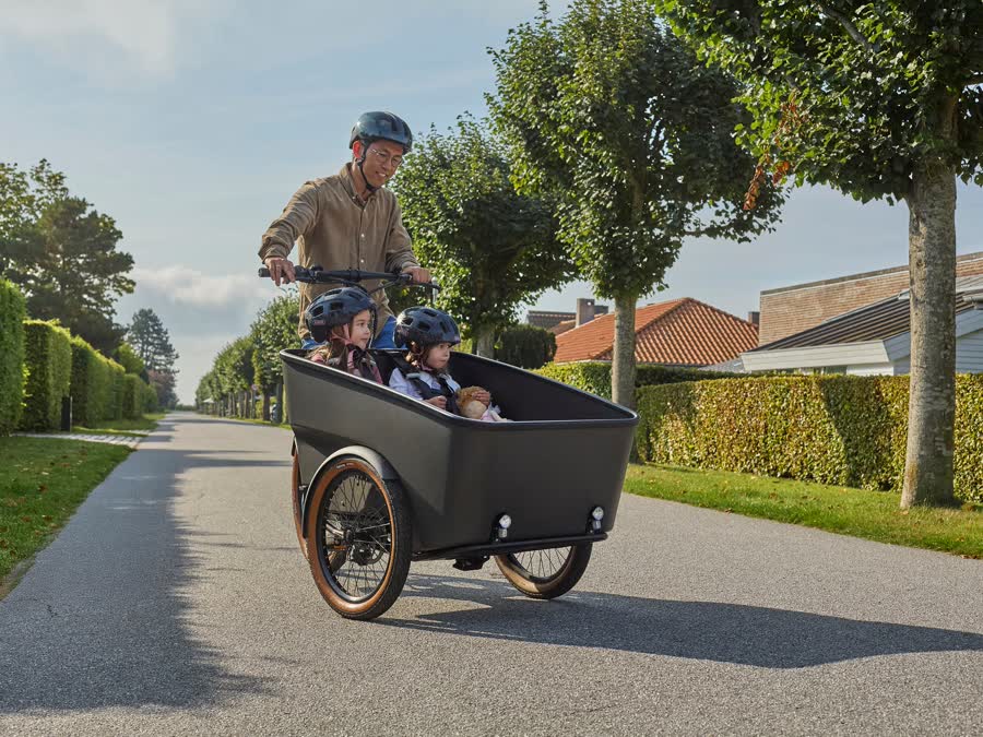 Familj på en Humber lådcykel