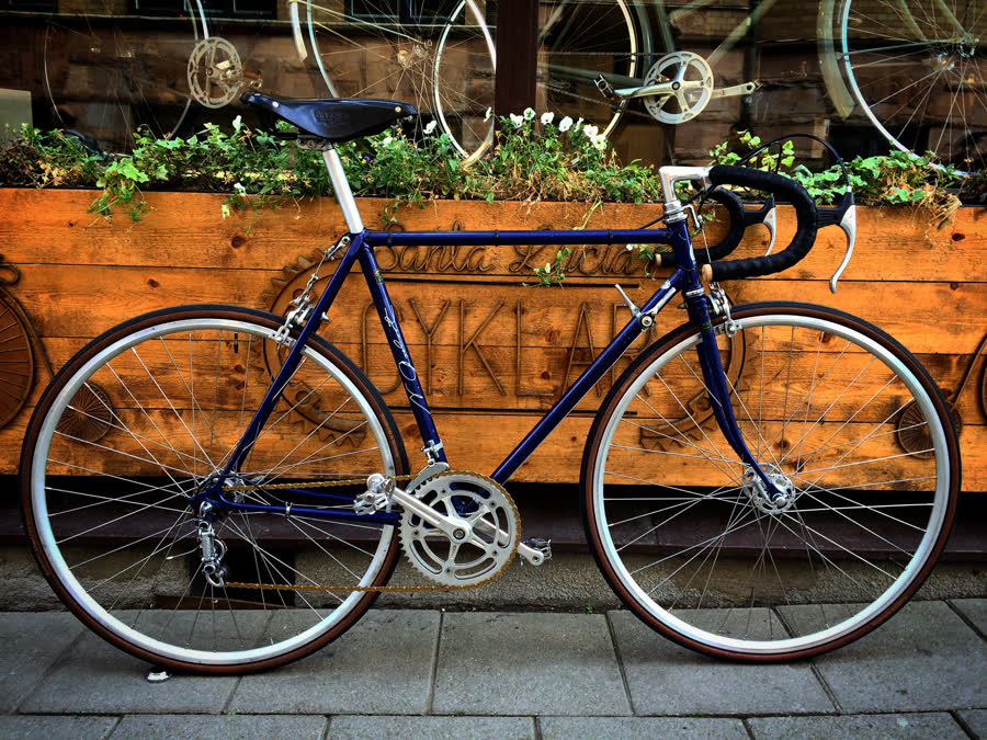 Renoverad racercykel utanför verkstaden i Malmö