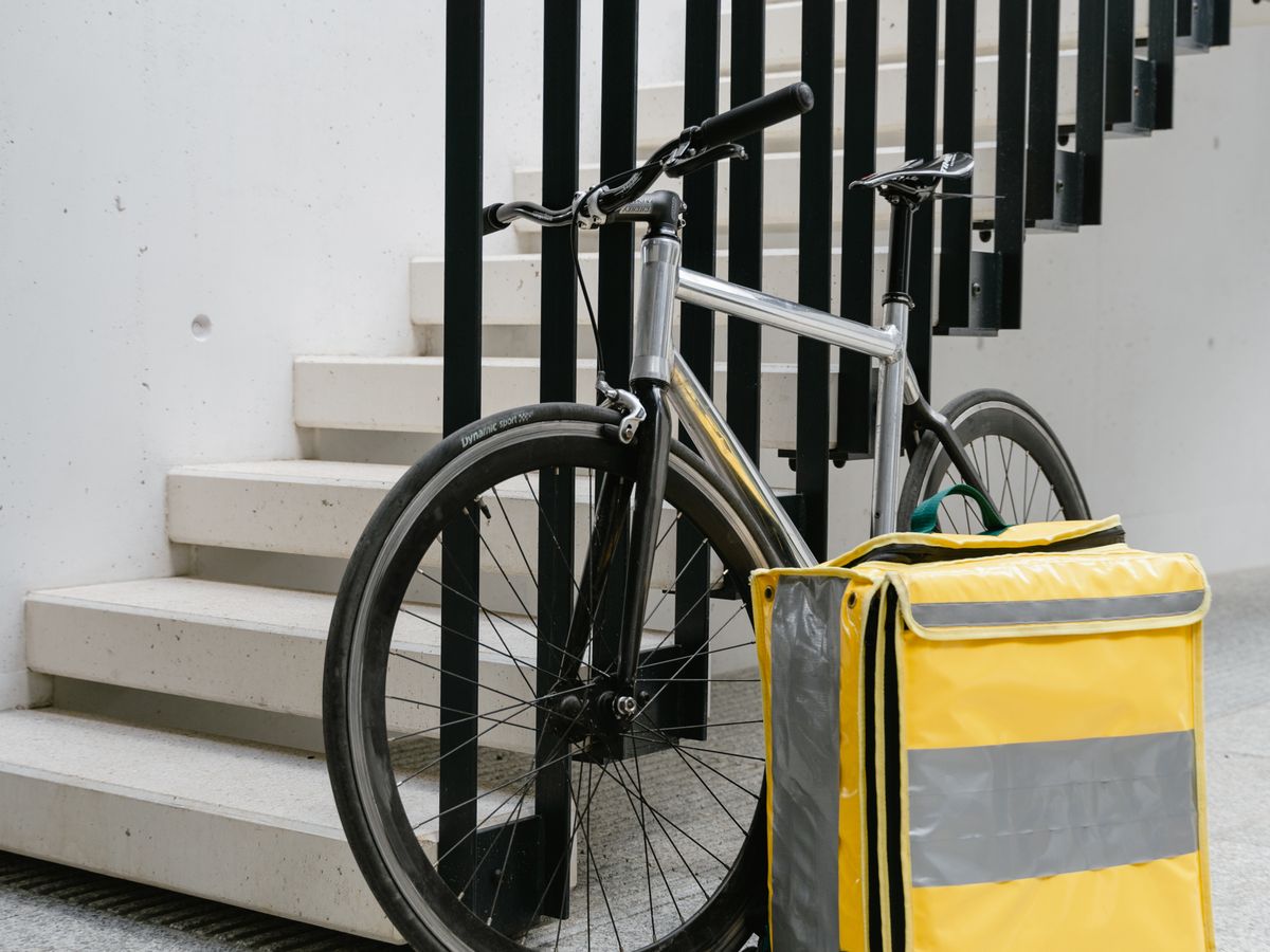Cykel med gul värmeväska för matleverans