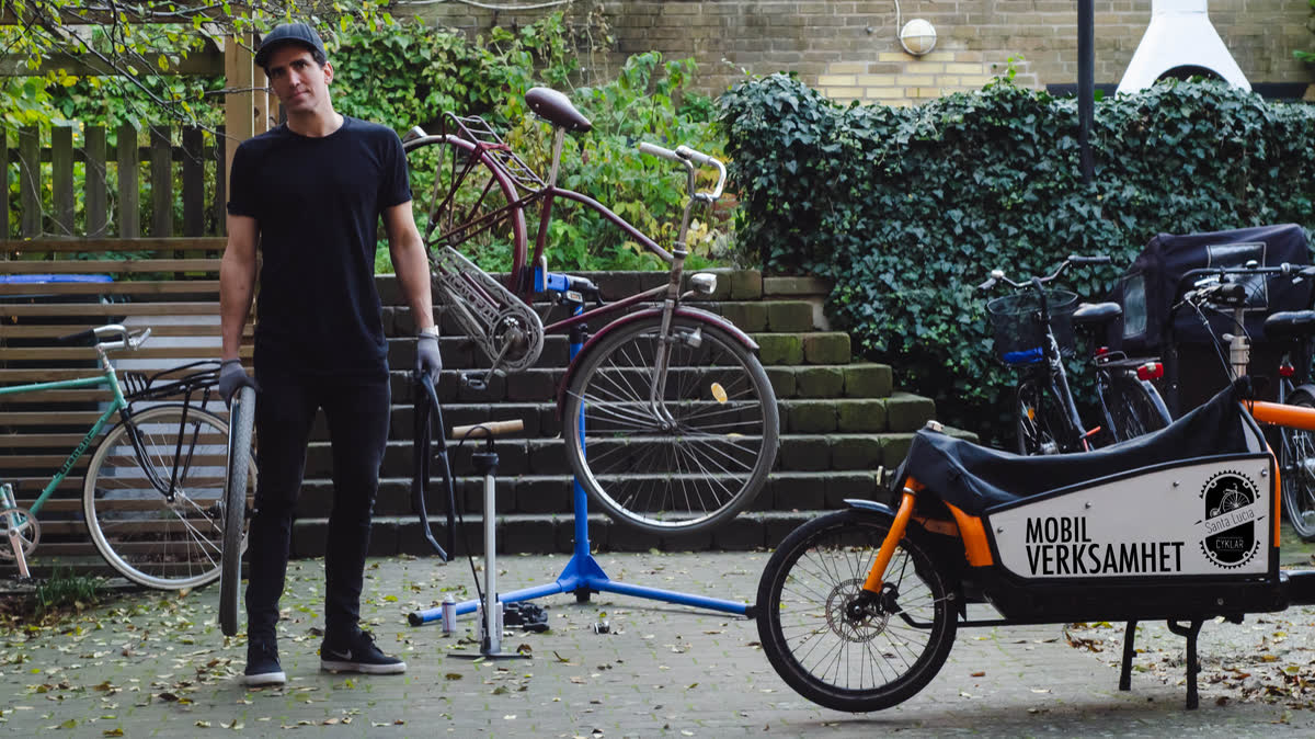 Ignacio med Santa Lucías mobila verkstad och den skyltade lådcykeln i Malmö